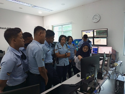 Kunjungan siswa TNI AU ke ruang forecaster