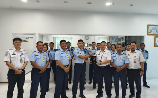 Penyerahan Plakat Cindera Mata oleh siswa TNI AU kepada Kepala Stasiun